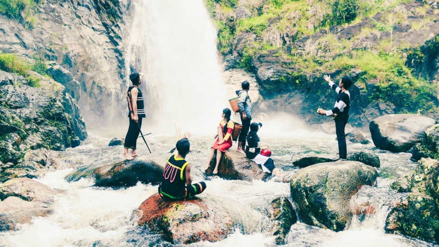 Khánh Sơn vào mùa quả chín, thác Tà Gụ níu chân du khách
